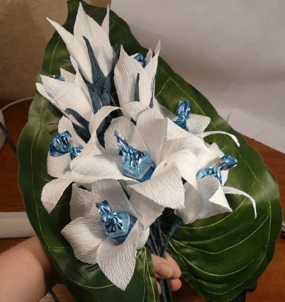 Мастер-класс по свит-дизайну - белые лилии из конфет