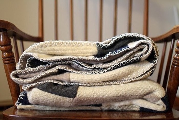 Делаем плед из ненужных свитеров и джемперов