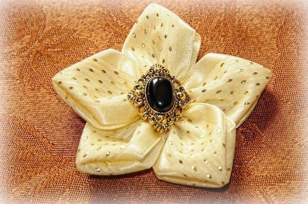 Цветочек из ленты - быстро и просто