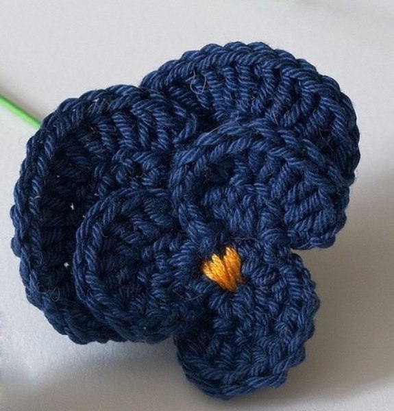 Вяжем анютины глазки крючком