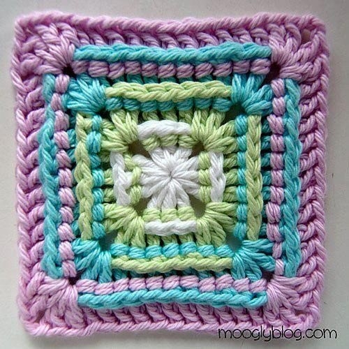 Плед из мотивов квадрат с подчеркнутым контуром