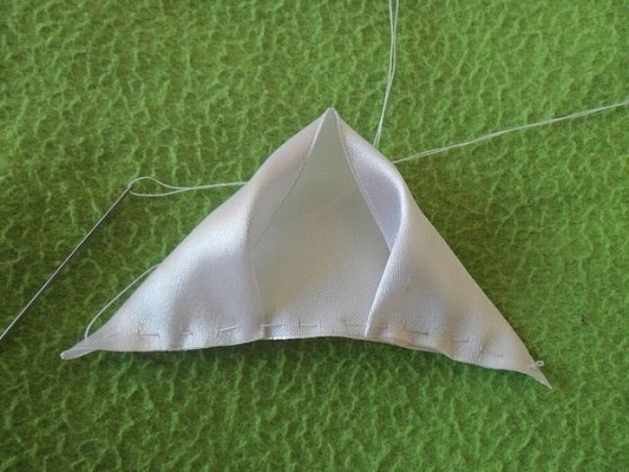 Роза из ткани или широкой атласной ленты Роза из ткани или широкой атласной ленты