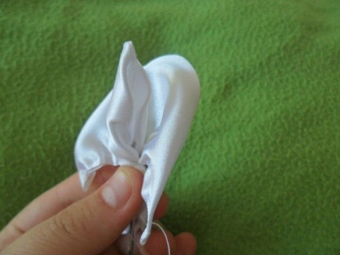 Роза из ткани или широкой атласной ленты Роза из ткани или широкой атласной ленты