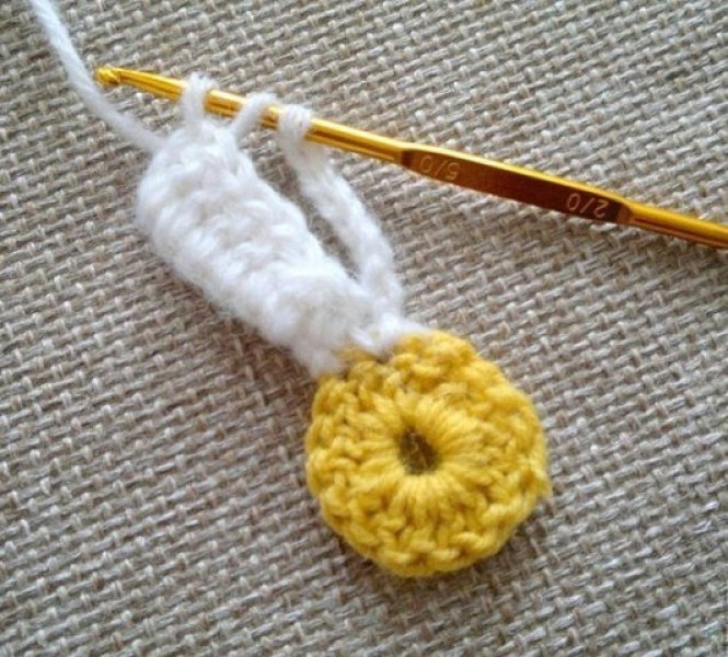 Освежить любимую кухню яркими подставками под горячее в виде солнечных ромашек.