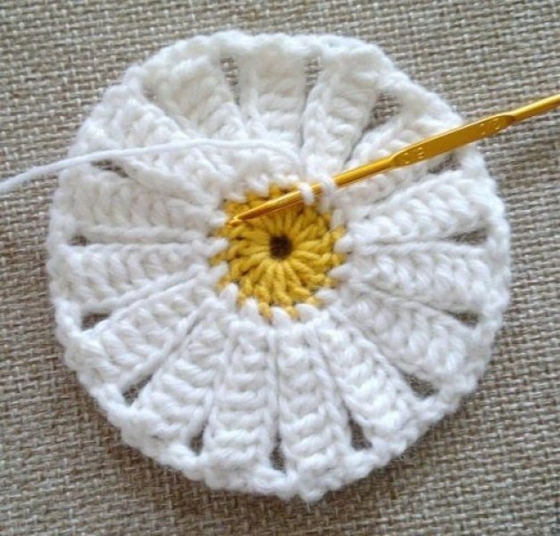 Освежить любимую кухню яркими подставками под горячее в виде солнечных ромашек.