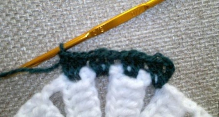 Освежить любимую кухню яркими подставками под горячее в виде солнечных ромашек.