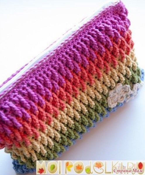 Модная вязаная косметичка крючком