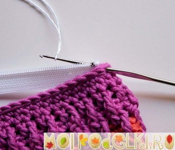 Модная вязаная косметичка крючком