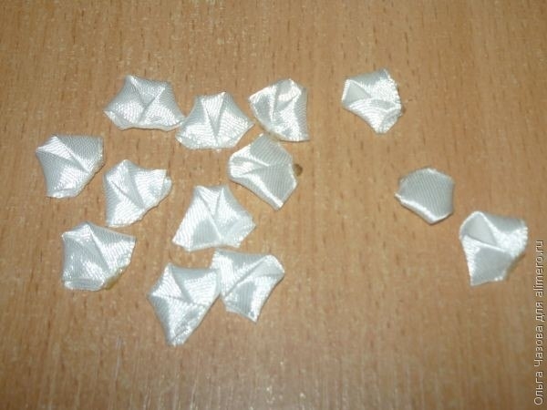 Ободочек с маленькими розами в технике канзаши