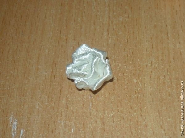 Ободочек с маленькими розами в технике канзаши