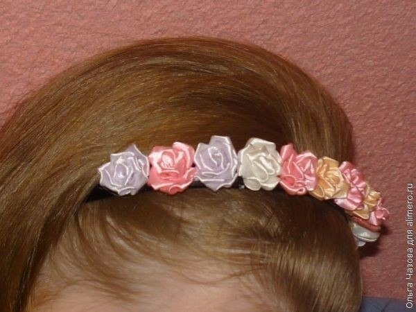 Ободочек с маленькими розами в технике канзаши