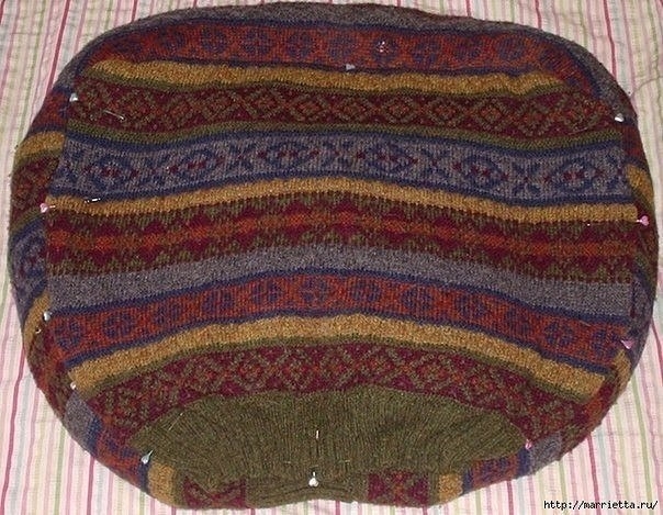 Кроватка для кошки из старого свитера