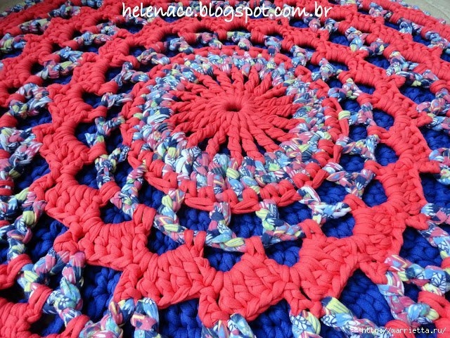 Двойной круглый коврик можно связать крючком из пряжи спагетти или из трикотажных полосок, используя