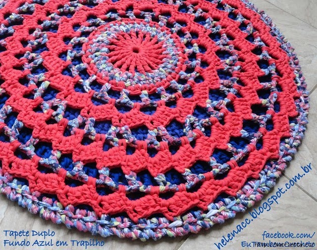 Двойной круглый коврик можно связать крючком из пряжи спагетти или из трикотажных полосок, используя