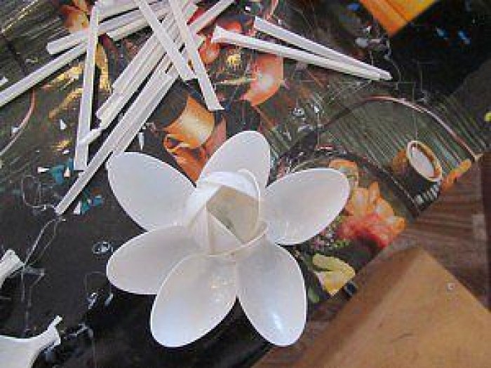 Лилия из пластиковых ложек.