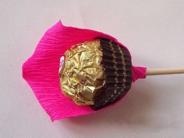 Объемная роза из конфет