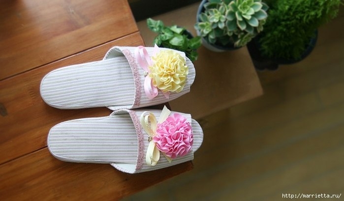 Украшение тапочек цветами из ленты