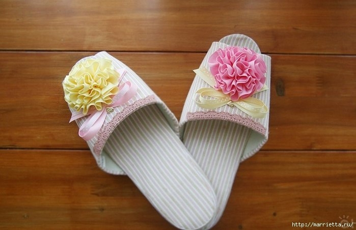Украшение тапочек цветами из ленты