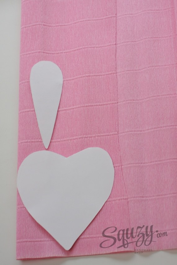 Большая роза из гофрированной бумаги