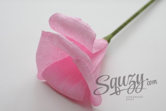 Большая роза из гофрированной бумаги