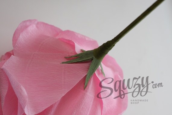 Большая роза из гофрированной бумаги