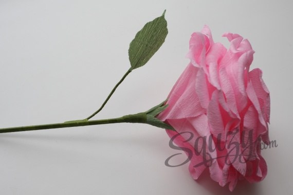 Большая роза из гофрированной бумаги