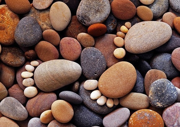 Следы из камней