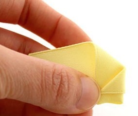 Роза из ленты с объемными лепестками