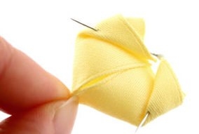 Роза из ленты с объемными лепестками