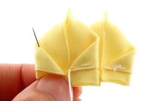 Роза из ленты с объемными лепестками