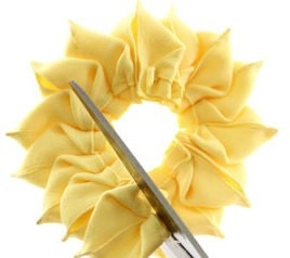 Роза из ленты с объемными лепестками