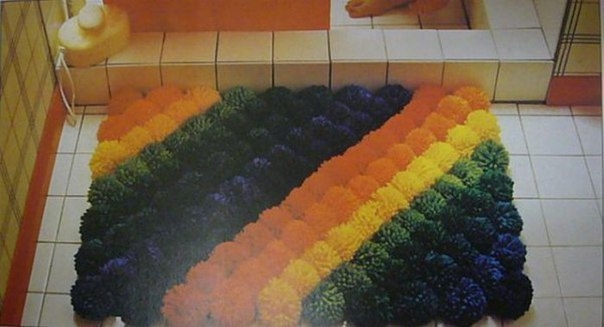 Необычный коврик из помпонов Необычный коврик из помпонов