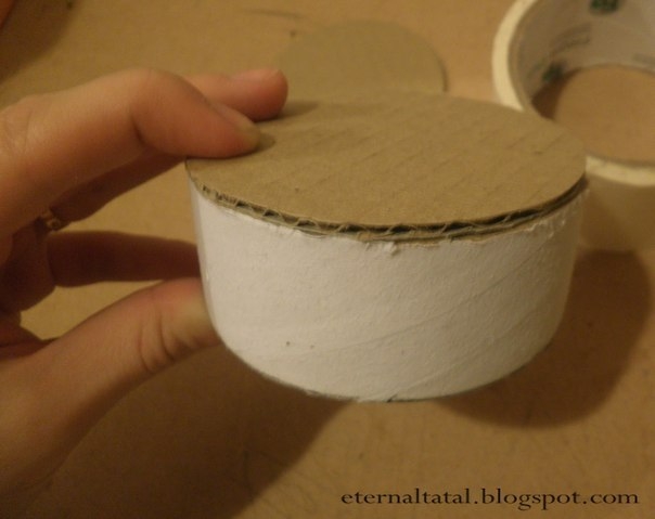 Круглая шкатулка из бобинок от скотча