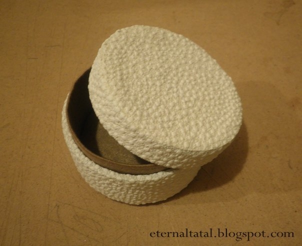 Круглая шкатулка из бобинок от скотча