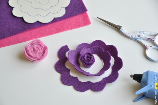Делаем цветы из фетра для декоративной цифры