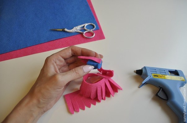 Делаем цветы из фетра для декоративной цифры