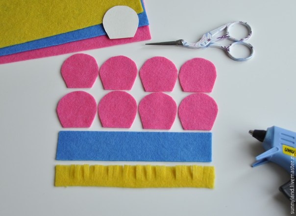 Делаем цветы из фетра для декоративной цифры