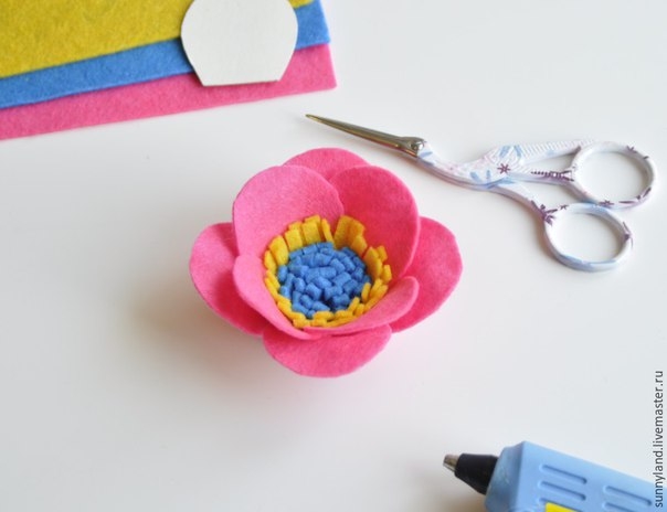 Делаем цветы из фетра для декоративной цифры