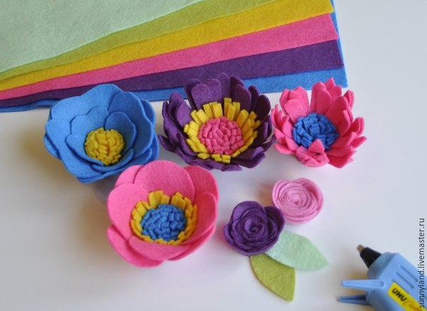 Делаем цветы из фетра для декоративной цифры