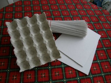 Корзинка-лоток для пасхальных яиц из газетных трубочек