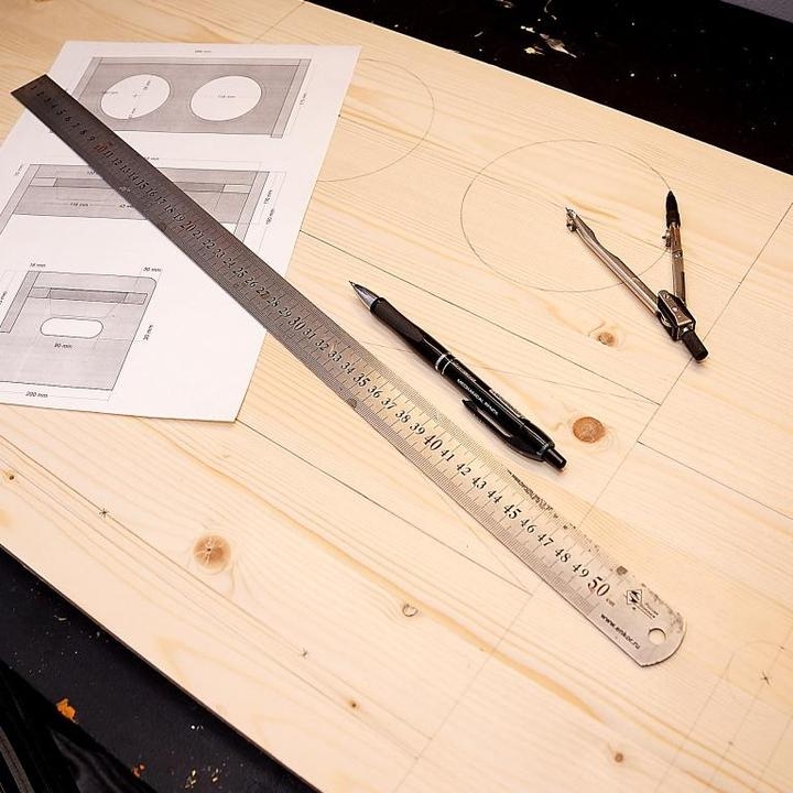 Подставка для кошачих мисок.