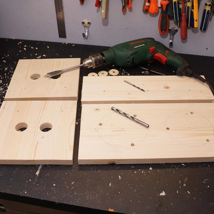 Подставка для кошачих мисок.