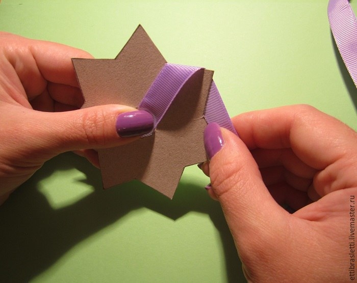 Простой цветочек из ленты Простой цветочек из ленты