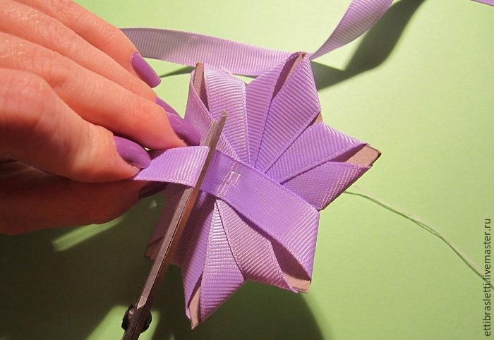 Простой цветочек из ленты Простой цветочек из ленты