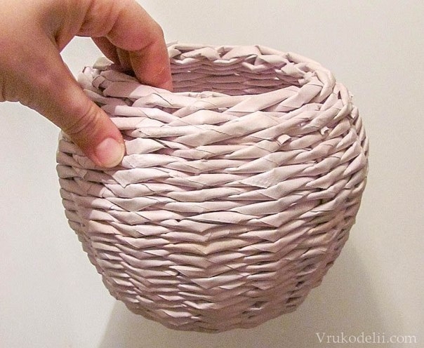 Плетем из газетных трубочек бочонок для конфет.