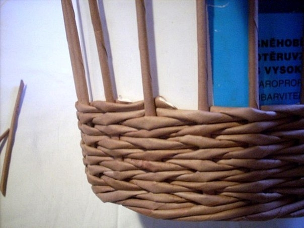 Плетем корзинки из газетных трубочек