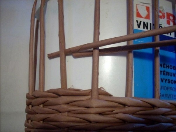 Плетем корзинки из газетных трубочек