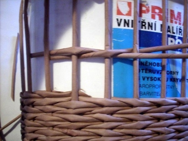 Плетем корзинки из газетных трубочек