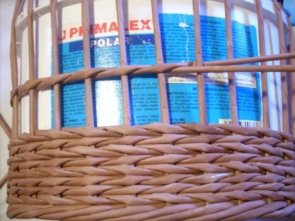 Плетем корзинки из газетных трубочек