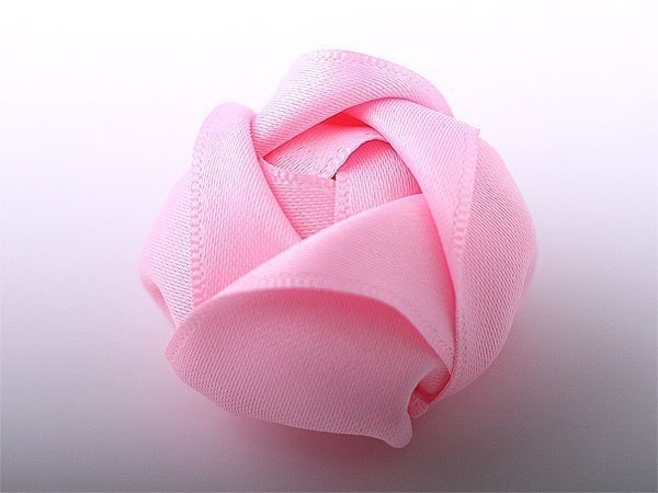 Великолепные объемные розы из лент. Фото мастер-класс. Великолепные объемные розы из лент. Фото мастер-класс.